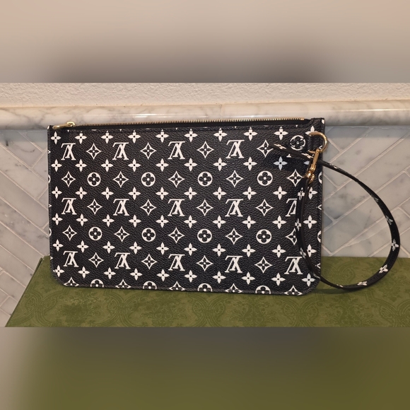 Louis Vuitton Handbags - Louis Vuitton Neverfull Black & White Monogram Pouch